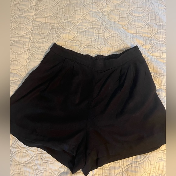 H&M Dressy Pleated Shorts in Black  2 1/2” inseam with pockets - Picture 1 of 4